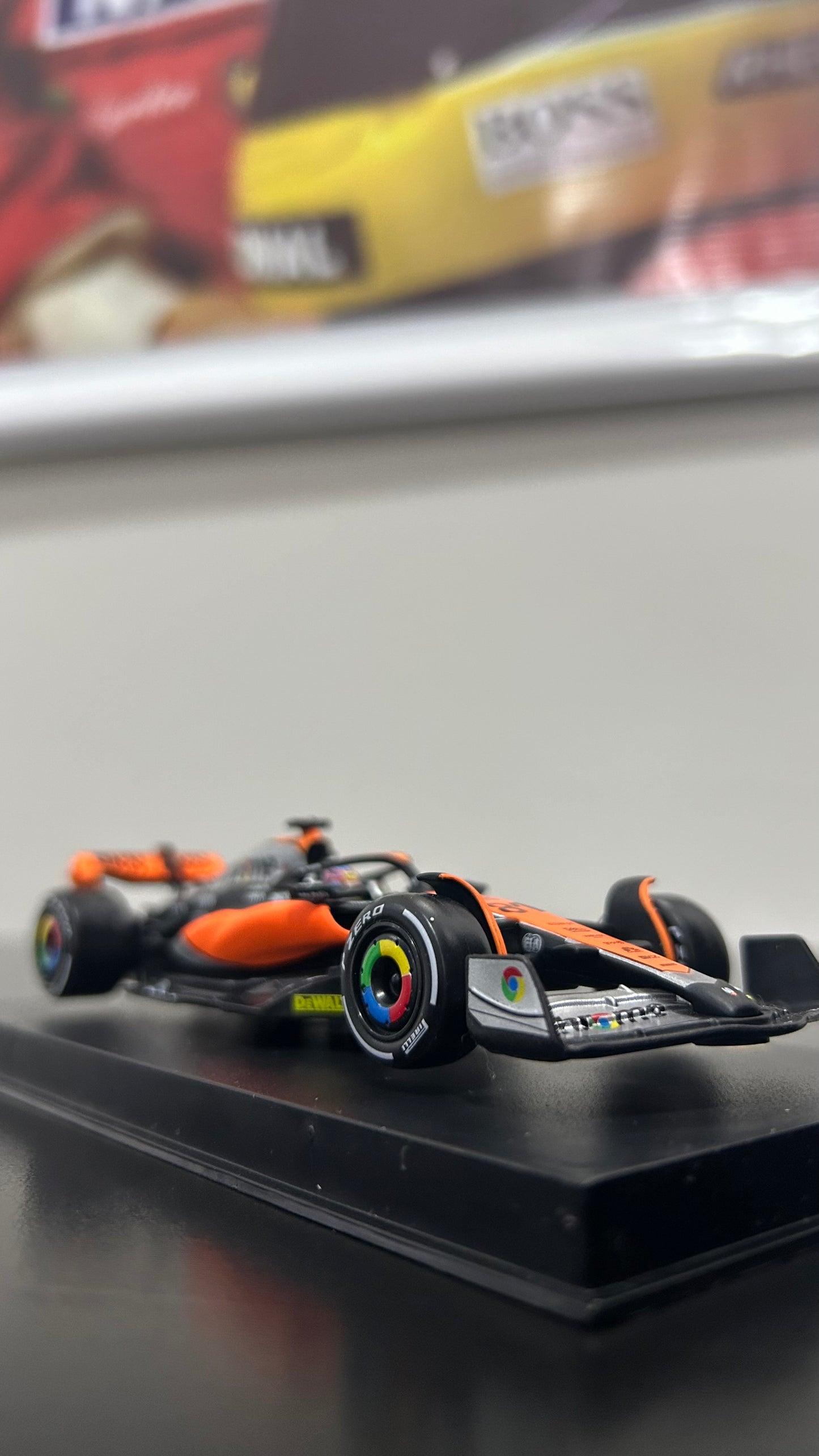 Miniatura F1 Mclaren Racing Mcl60 2023 (com acrílico)