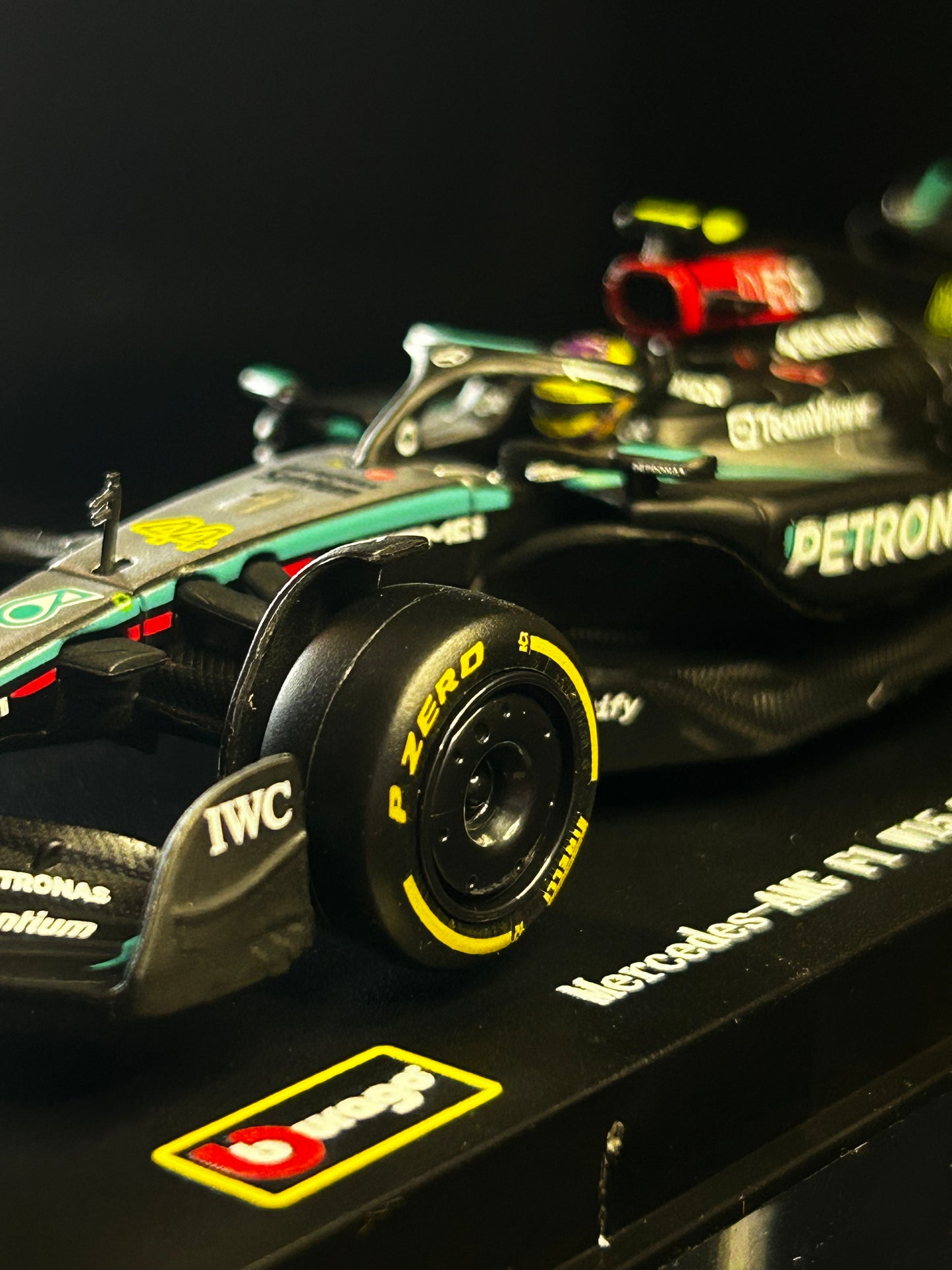 Miniatura Mercedes-AMG Petronas F1 W13 #44 Lewis Hamilton - Escala 1:43 (Licenciada)