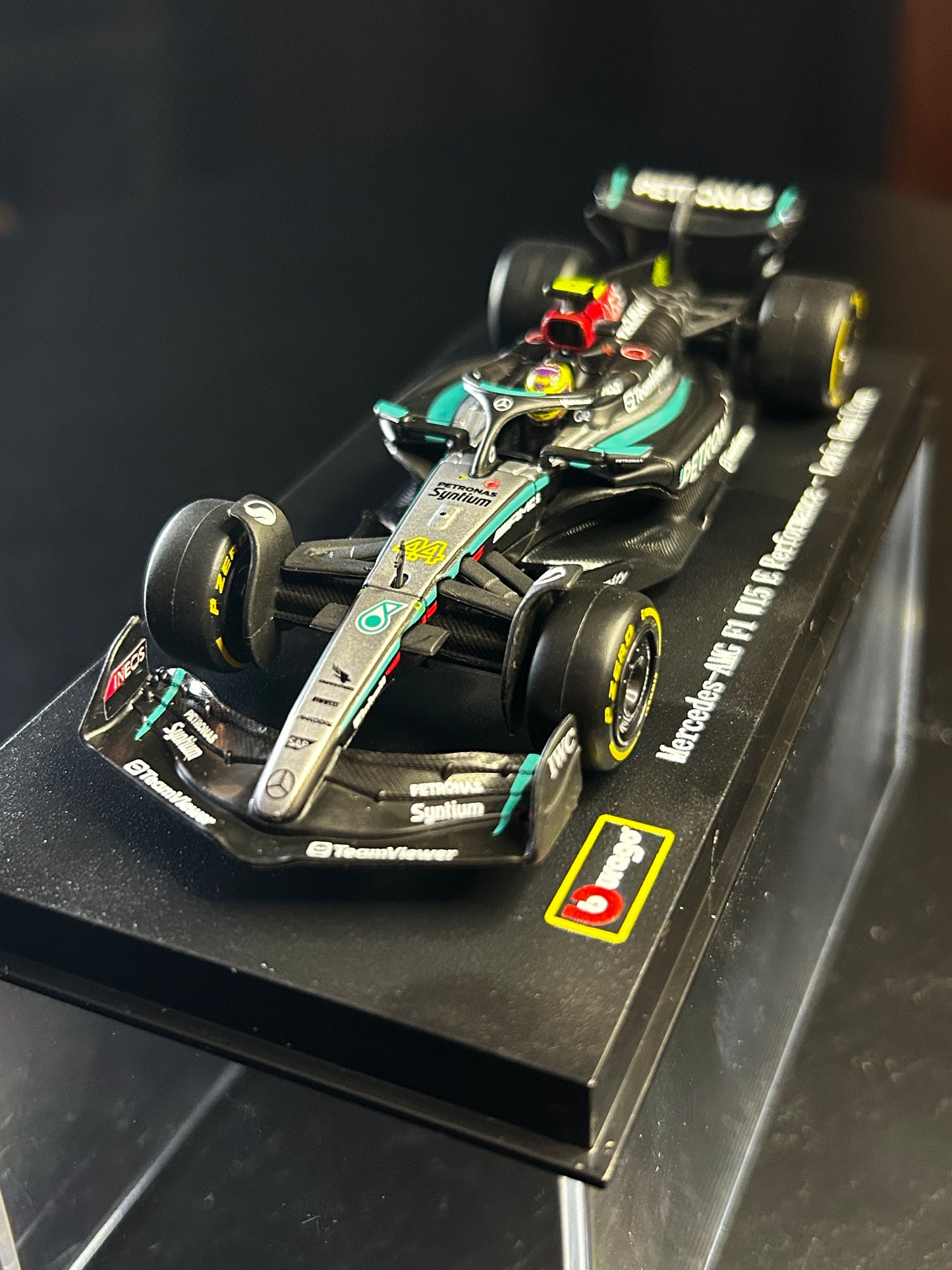Miniatura Mercedes-AMG Petronas F1 W13 #44 Lewis Hamilton - Escala 1:43 (Licenciada)