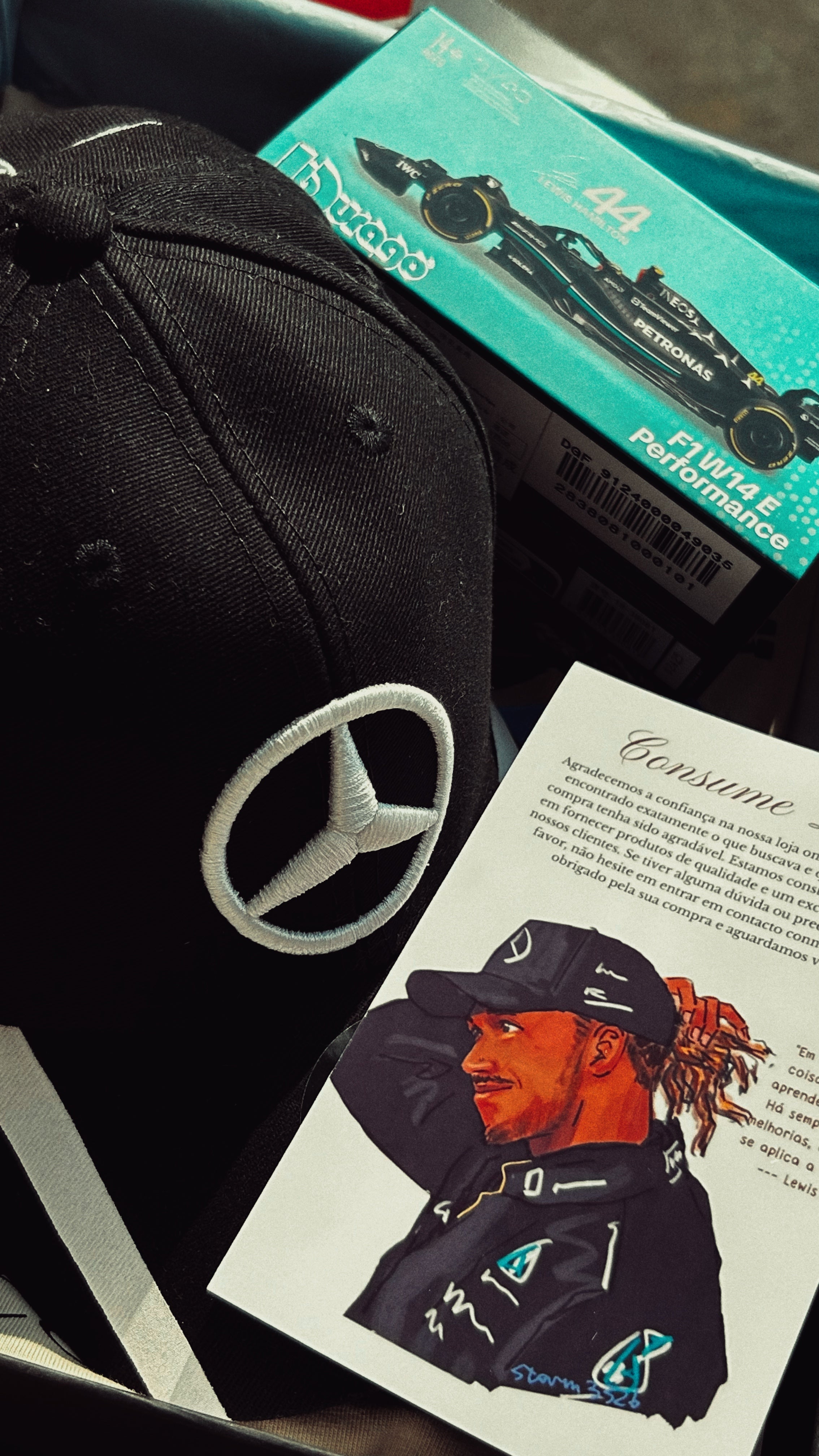 Kit Exclusivo Lewis Hamilton (Camiseta, Boné e Miniatura)